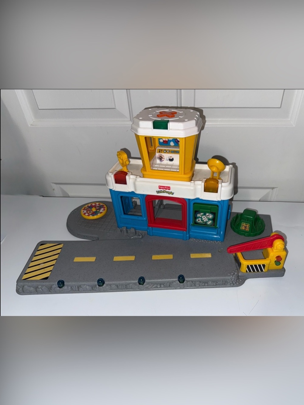 2001 Fisher Price Little People Discovery Airport Play Set